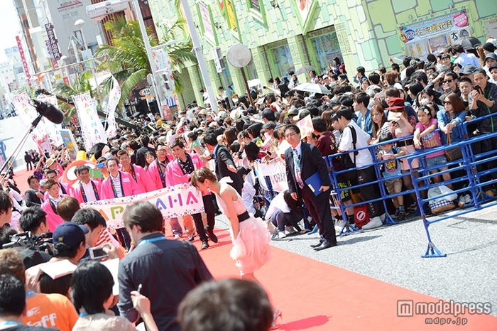 那覇会場国際通りレッドカーペットの様子