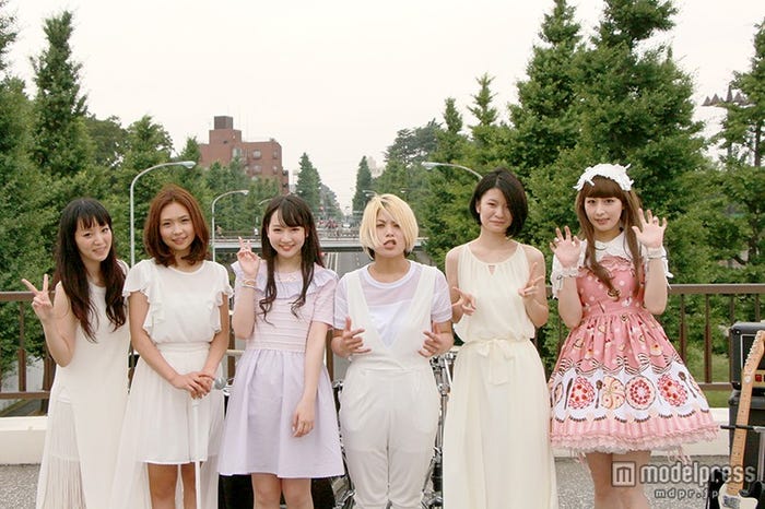 ゆらゆら(左から3番目)、鳥居みゆき(一番右)、Draft King