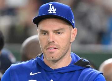 ドジャース フリーマンがヒヤリ 一邪飛を追って一塁ベンチに転落→スタンドから悲鳴 八回に代打送られる