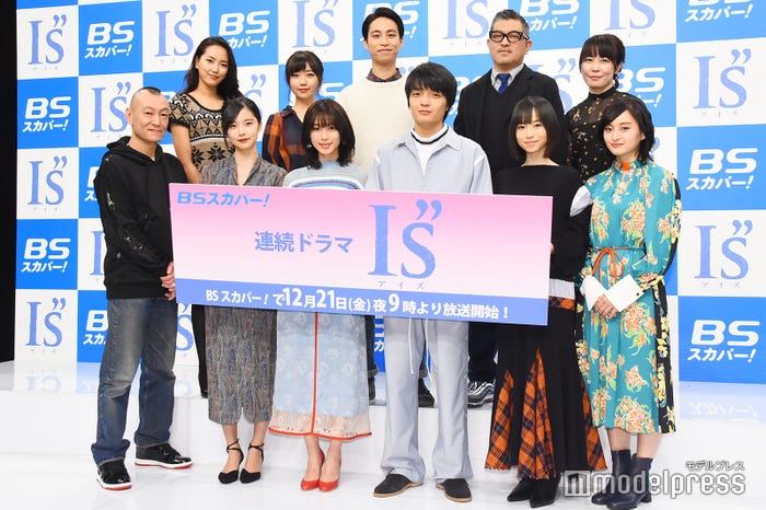 (前列左から)桂正和氏、加藤小夏、白石聖、岡山天音、柴田杏花、萩原みのり(後列左から)春花、須藤叶希、伊島空、豊島圭介監督、安里麻里監督 (C)モデルプレス