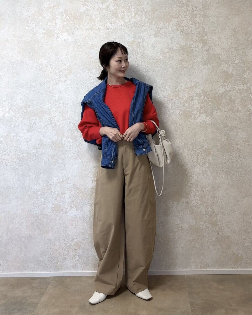ユニクロジャージーバレルレッグパンツ ユニクロジャージーバレルレッグパンツと赤トップスコーデ