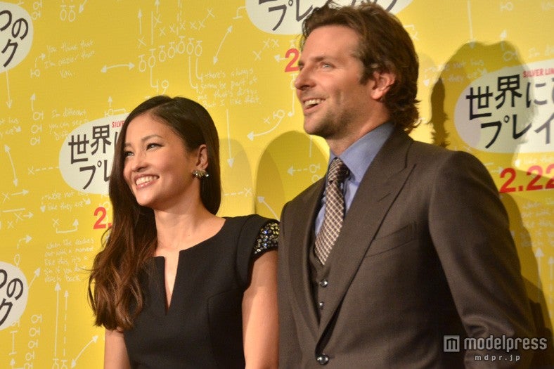 黒木メイサ、ブラッドリー・クーパー（C）2012 SLPTWC Films,LLC. All Rights Reserved．配給：ギャガ