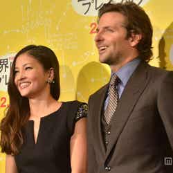 黒木メイサ、ブラッドリー・クーパー(C)2012 SLPTWC Films,LLC. All Rights Reserved.配給:ギャガ