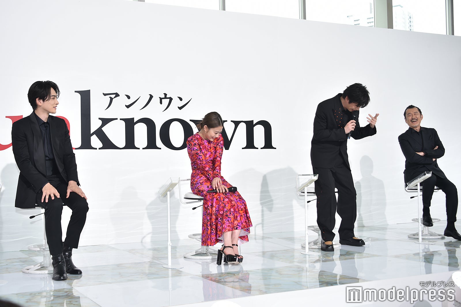 キスシーン直前にお弁当を食べていた高畑充希について全身で驚く田中圭（C）モデルプレス