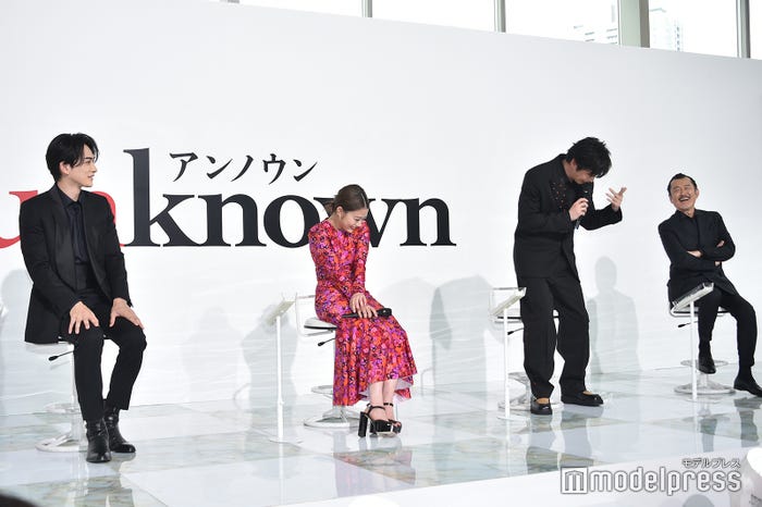 キスシーン直前にお弁当を食べていた高畑充希について全身で驚く田中圭(C)モデルプレス