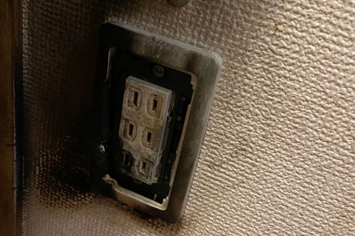 焼け焦げたコンセント穴