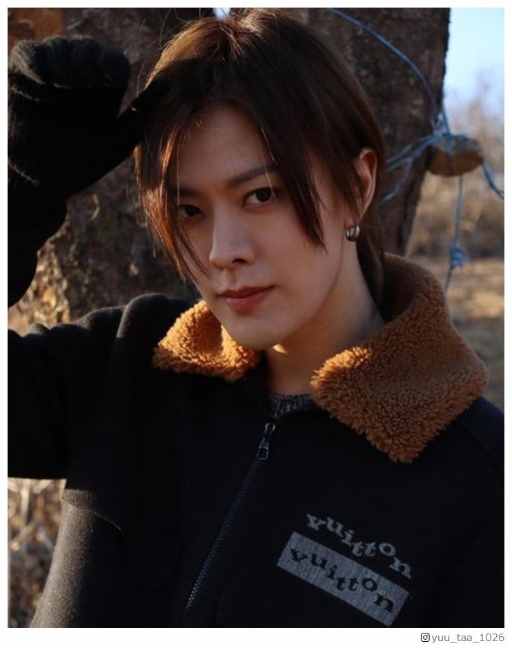 NCT 127ユウタ、黒髪からのニューヘア公開「優しい雰囲気でカッコいい」「髪色似合ってる」の声