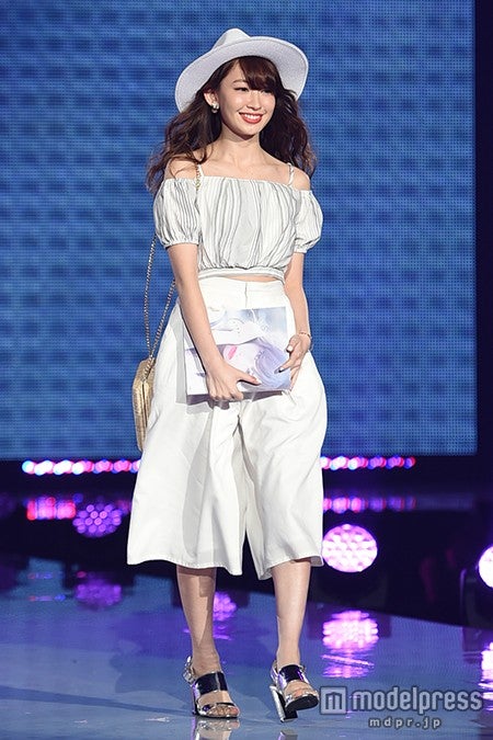 小嶋陽菜、神戸コレクションにサプライズ登場 フェロモンたっぷりランウェイにファン歓喜