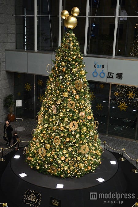 ミッキーとその仲間たちをイメージしたクリスマスツリー