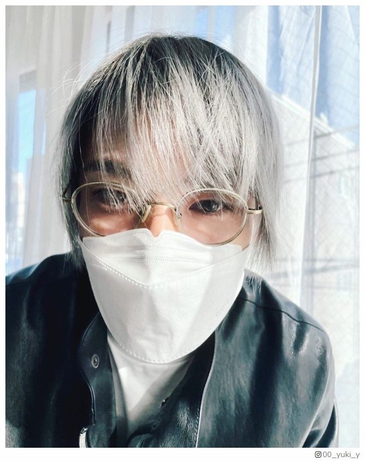 山田裕貴、ホワイトシルバーヘアのメガネ姿公開「ハイトーン似合う」「透明感すごい」の声