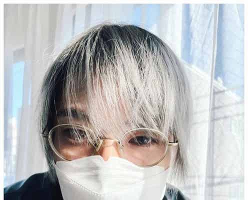 山田裕貴、ホワイトシルバーヘアのメガネ姿公開「ハイトーン似合う」「透明感すごい」の声