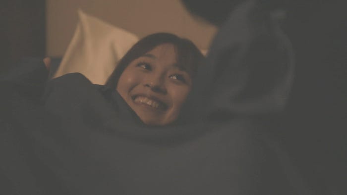 犬飼貴丈に腕枕されるロン・モンロウ「ダブルベッド」#6(C)TBS/イースト・エンタテインメント
