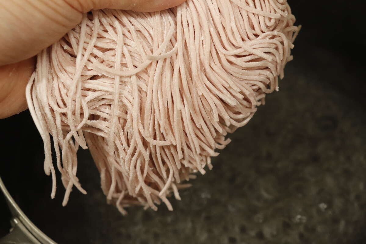 ダイソー 讃岐の梅そうめん ダイソーの讃岐の梅そうめんを茹でる