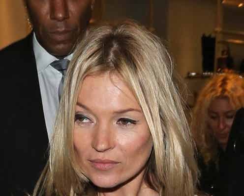 ケイト・モス、恥ずかしいショットをパパラッチされる