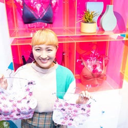 丸山桂里奈、自身の下着を紹介「さすがにこの場所で見せられないから…」