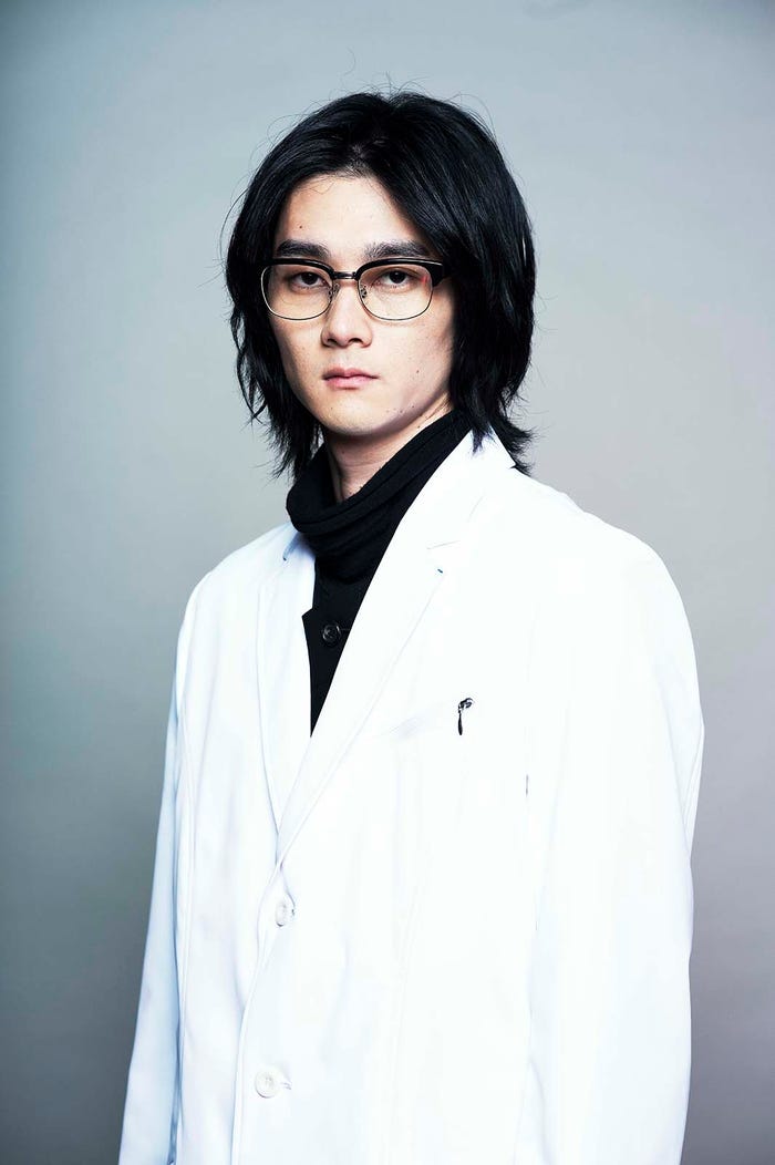 栁俊太郎(C)「神酒クリニックで乾杯を」製作委員会2019