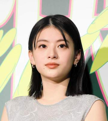 うわっ【月9】凄い透明ビジュの美人生徒に騒然 噂の19歳女優、出口夏希と同じTV画面に！「あかん可愛すぎる」「画面がまぶしい」「どこかで見たと思ったら」