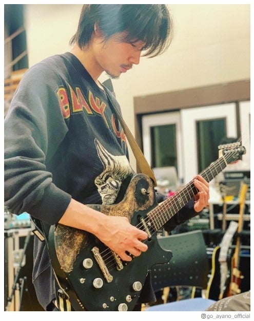 綾野剛“ギター演奏中”クールショットにファン悶絶「破壊力ハンパない」「色気が溢れてる」の声