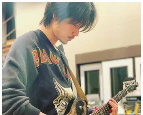 綾野剛“ギター演奏中”クールショットにファン悶絶「破壊力ハンパない」「色気が溢れてる」の声