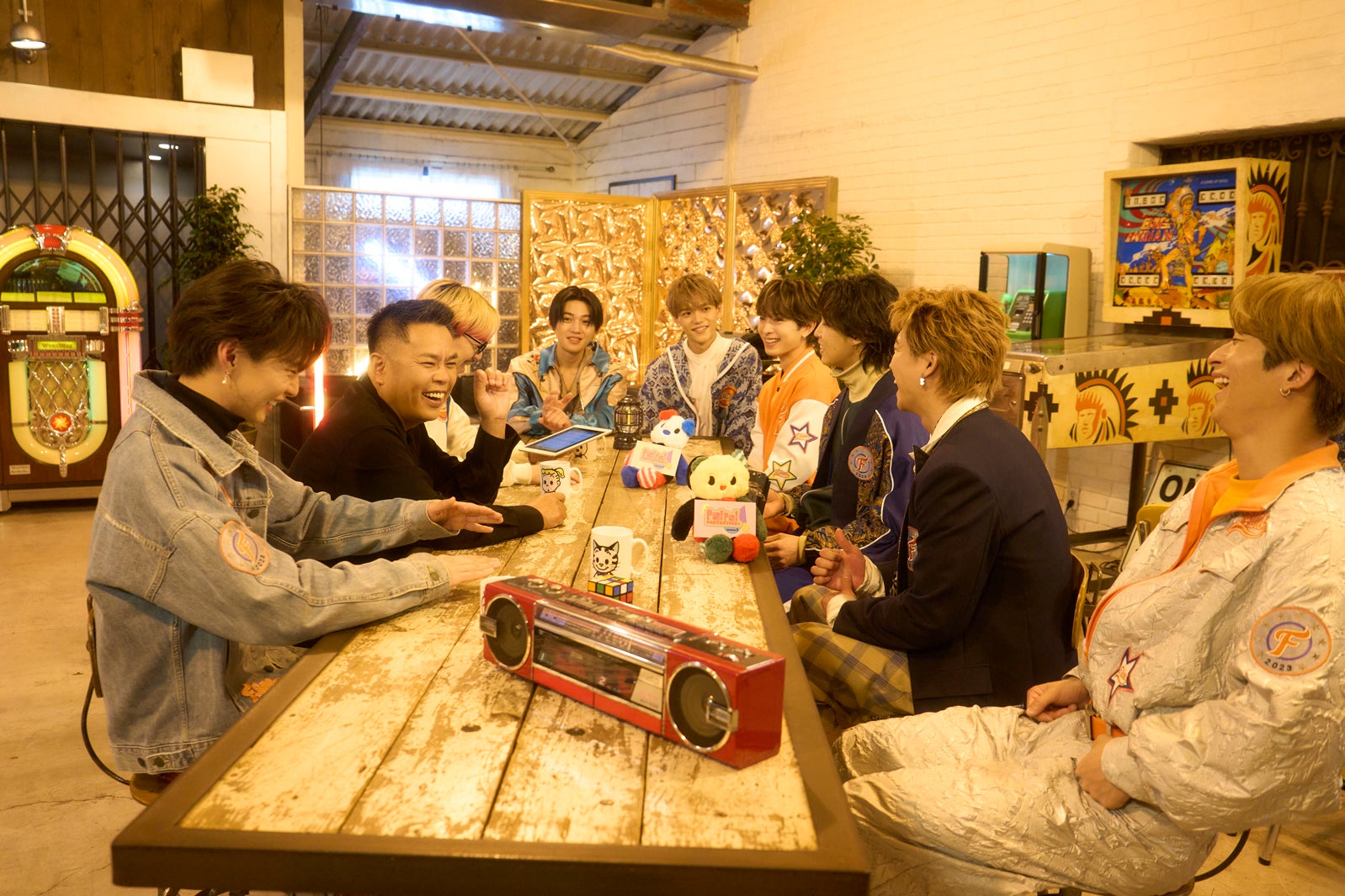 （左から時計回りに）佐藤大樹、中西圭三、世界、八木勇征、中島颯太、木村慧人、堀夏喜、瀬口黎弥、澤本夏輝（C）日本テレビ