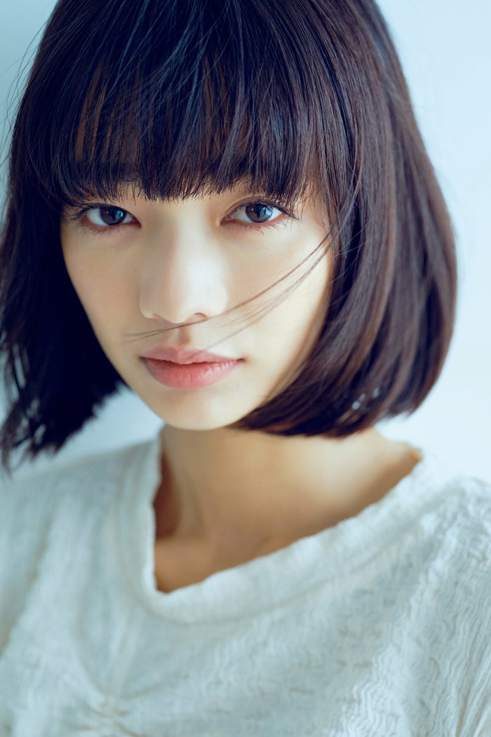 見上愛、自然体な佇まいで撮り下ろしグラビア「週刊FLASH」初登場
