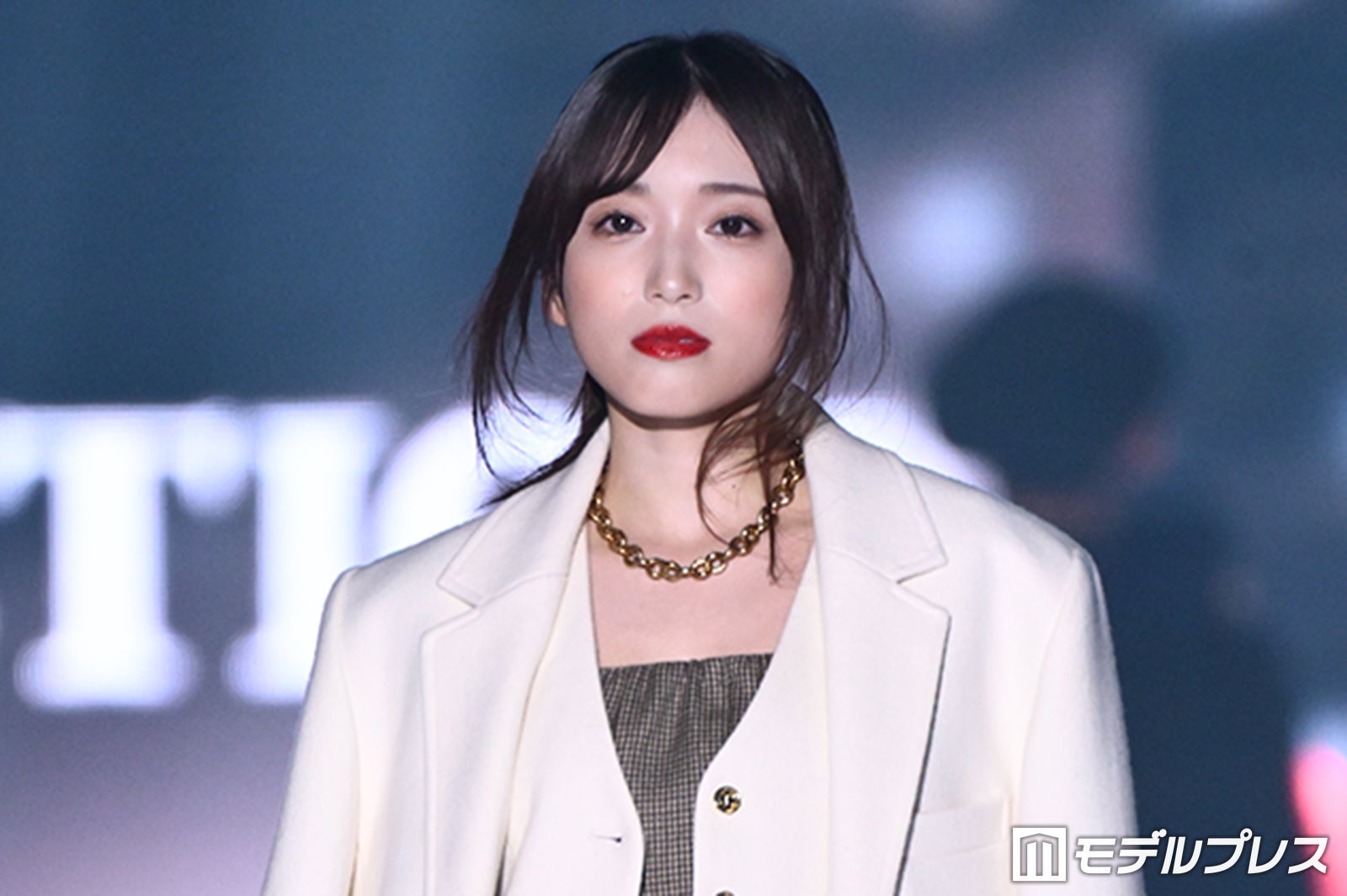 矢吹奈子、赤リップ×ミニワンピで魅力全開「いつもと雰囲気違う」「大人っぽい」と反響【TGC2026A/W】