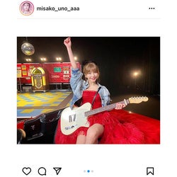 宇野実彩子、エレキギターを片手にロックなコーデを披露!