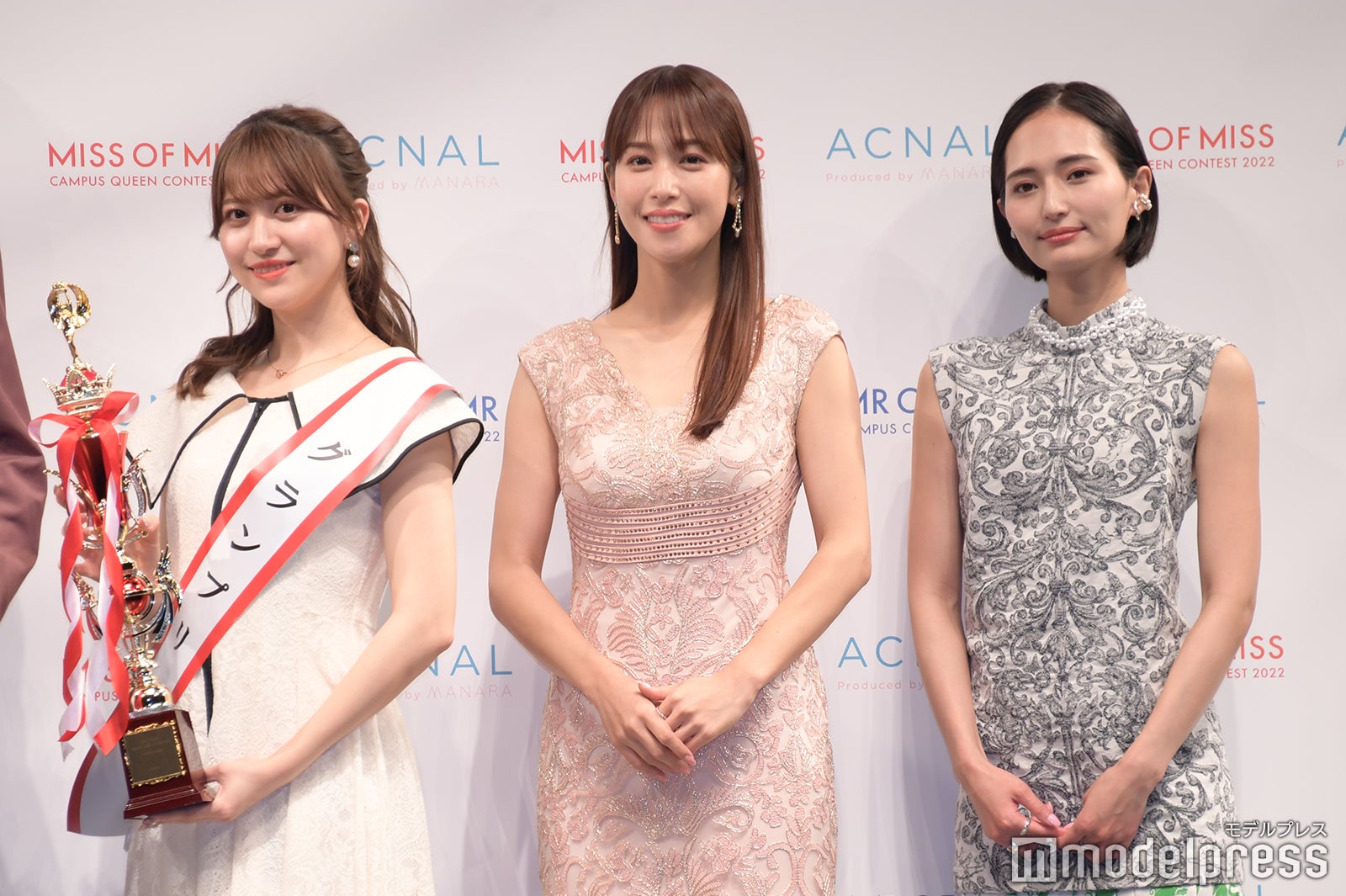 （左から）石川莉々花さん、鷲見玲奈、山賀琴子（C）モデルプレス
