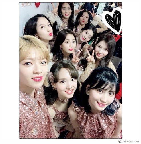 TWICE、全員集合で新年あいさつ　2017年は「幸福で忘れない」
