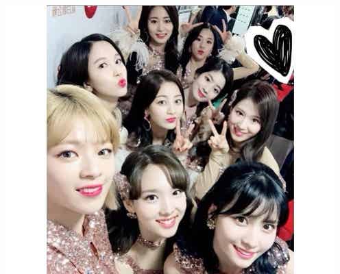 TWICE、全員集合で新年あいさつ 2017年は「幸福で忘れない」