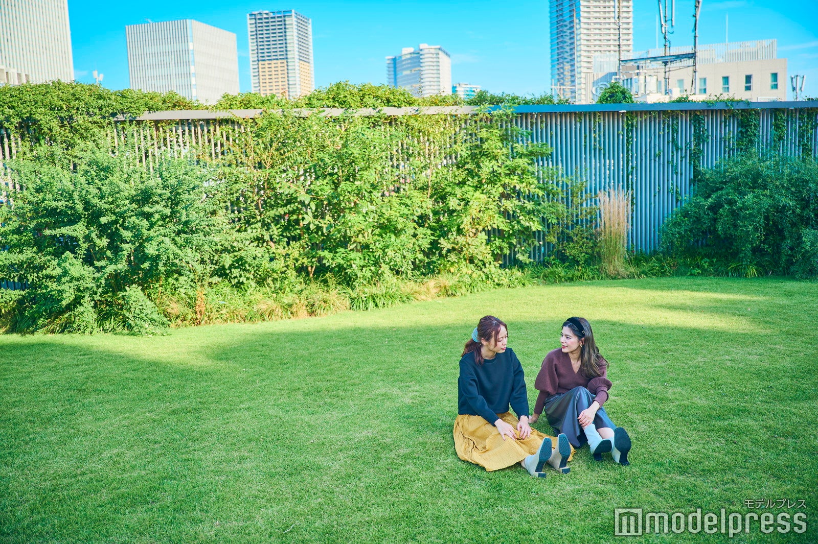 小さな子どもが動きまわって遊べるグラスフィールド（※春から夏の日曜祝日のみ開放）（C）モデルプレス