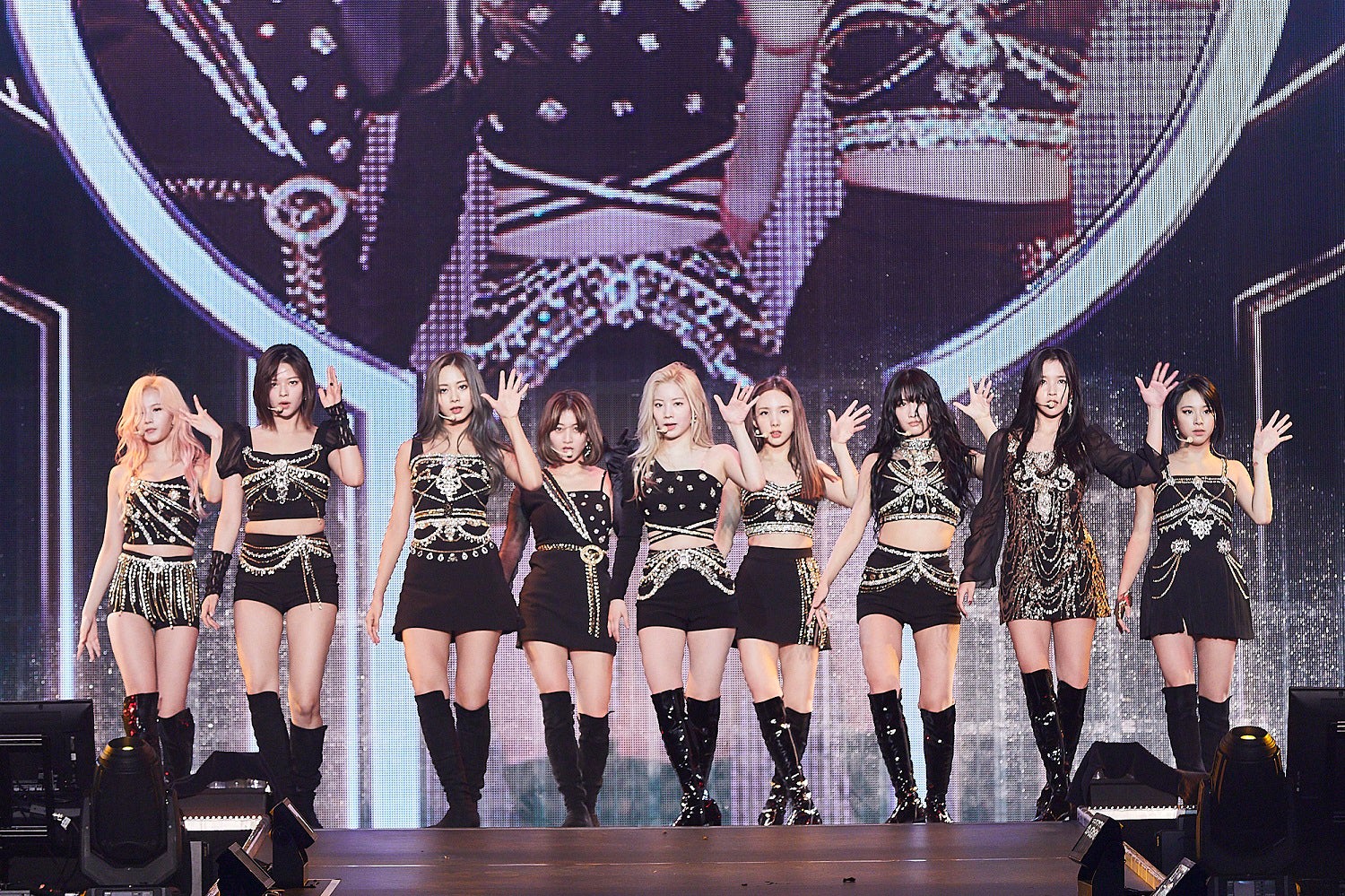 TWICE、9人で日本公演スタート 東京ドーム追加公演も発表