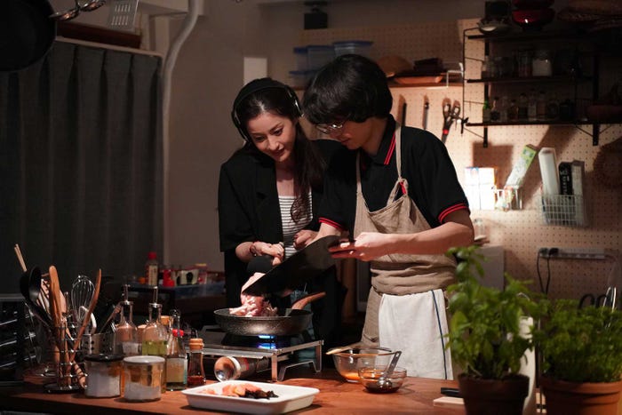 松本若菜、高杉真宙 (C)「妄想ごはん」製作委員会2021