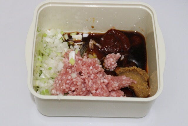 ダイソー 麻婆豆腐職人(3人前) パッケージ 作り方 食材を混ぜる ダイソー 麻婆豆腐職人(3人前) パッケージ 作り方 食材を混ぜる