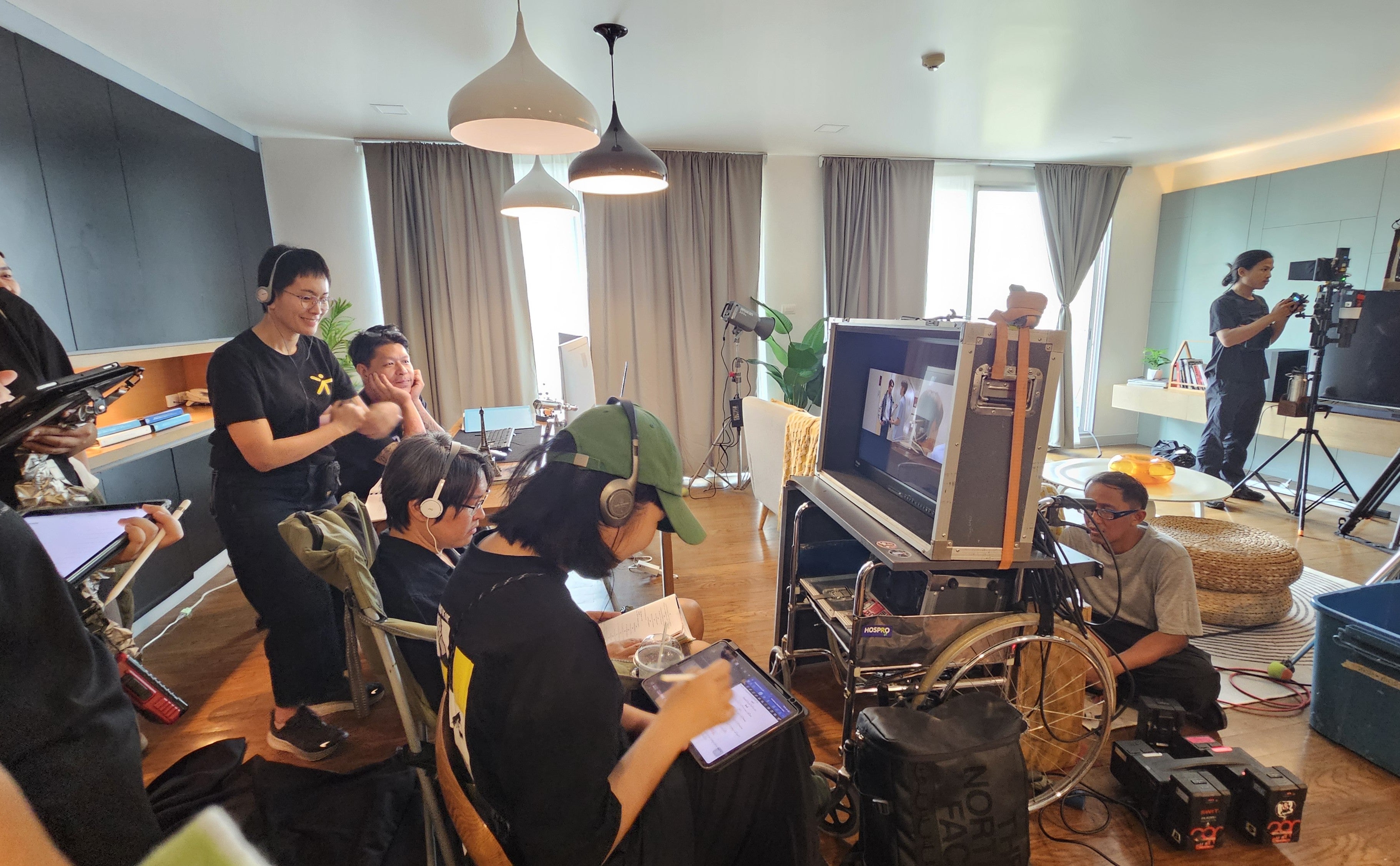 撮影現場の様子／向井康二演じるキャラクターの部屋（提供写真）