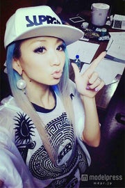 ブルーバイオレットとフラミンゴピンクの2トーンの新しいヘアスタイルを披露した倖田來未/画像提供:avex【モデルプレス】