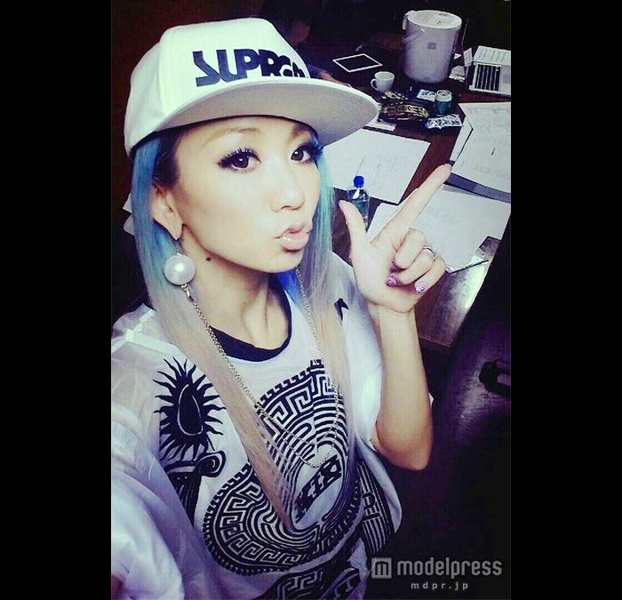 ブルーバイオレットとフラミンゴピンクの2トーンの新しいヘアスタイルを披露した倖田來未/画像提供:avex【モデルプレス】