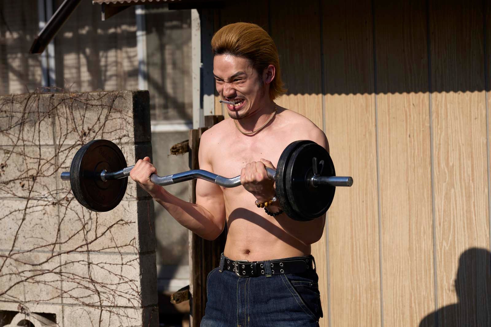 水上恒司、鍛え上げられた肉体美披露 ジム通いで体作り＜OUT＞