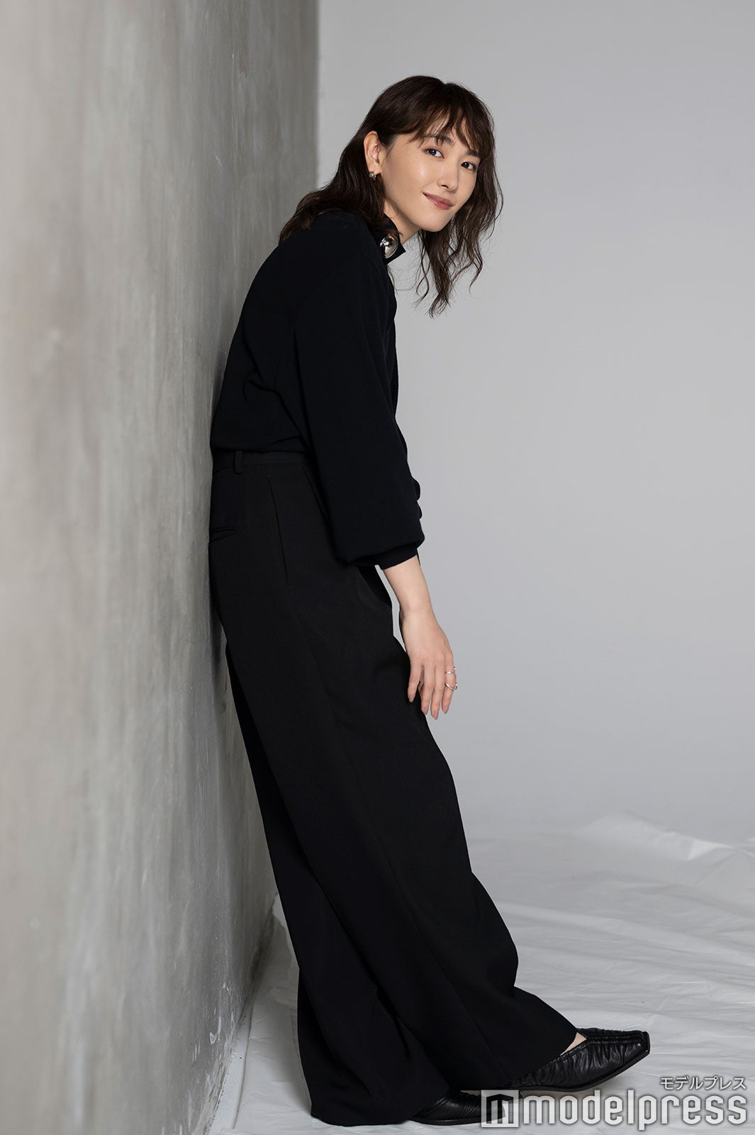 新垣結衣／スタイリング：浜田英枝／メイク：藤尾明日香／
ニット・パンツ・シューズ：ハルノブムラタ（ザ・ウォール ショールーム）、ピアス・リング：ボーニー（エドストローム オフィス）（C）モデルプレス