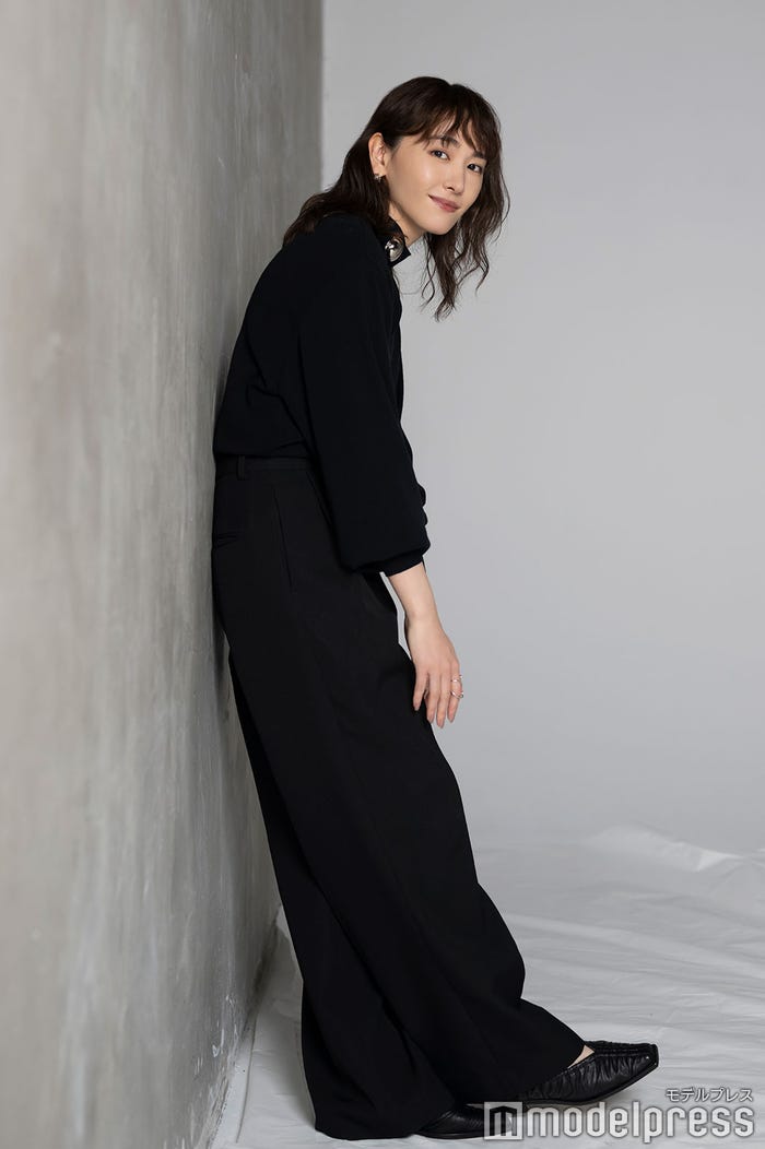 新垣結衣/スタイリング:浜田英枝/メイク:藤尾明日香/ニット・パンツ・シューズ:ハルノブムラタ(ザ・ウォール ショールーム)、ピアス・リング:ボーニー(エドストローム オフィス)(C)モデルプレス