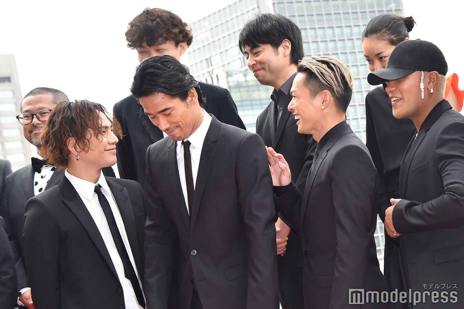 背が高すぎて後列の監督陣とかぶる小林直己（前列左から2番目）① （C）モデルプレス