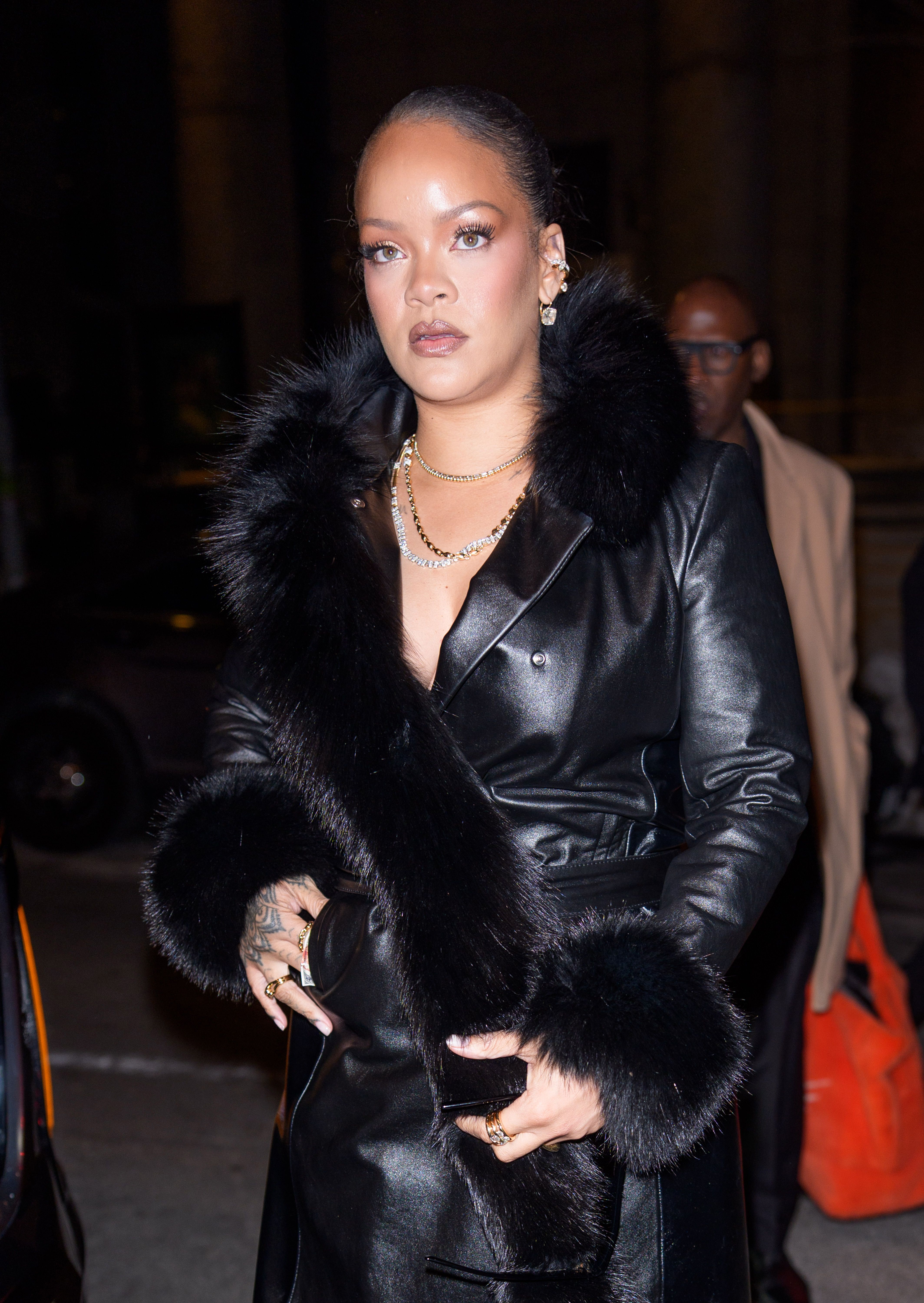 リアーナの自宅に銃撃した女性、殺人未遂容疑で逮捕