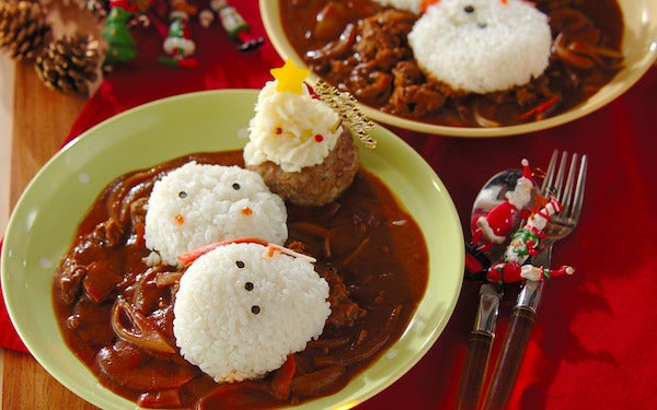 電子レンジでパパッと完成、かわいい雪だるまの「クリスマスカレー」