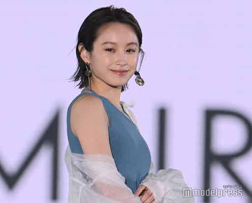 高橋愛、ワンショルダーでヘルシー肌見せ<関西コレクション 2023 S/S>