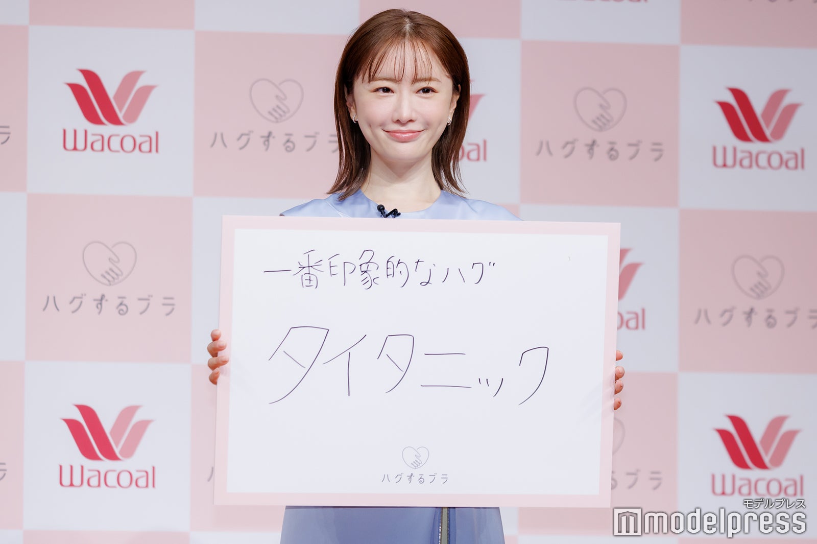 思い出のハグを説明する松本まりか（C）モデルプレス