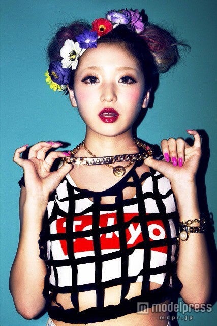 「VOGUE JAPAN」史上初のギャルモデル登場　ヴィトン、プラダをクールに着こなし