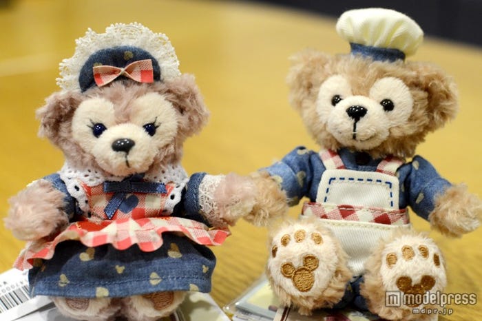 パティシエ風姿のダッフィー&シェリーメイのストラップ