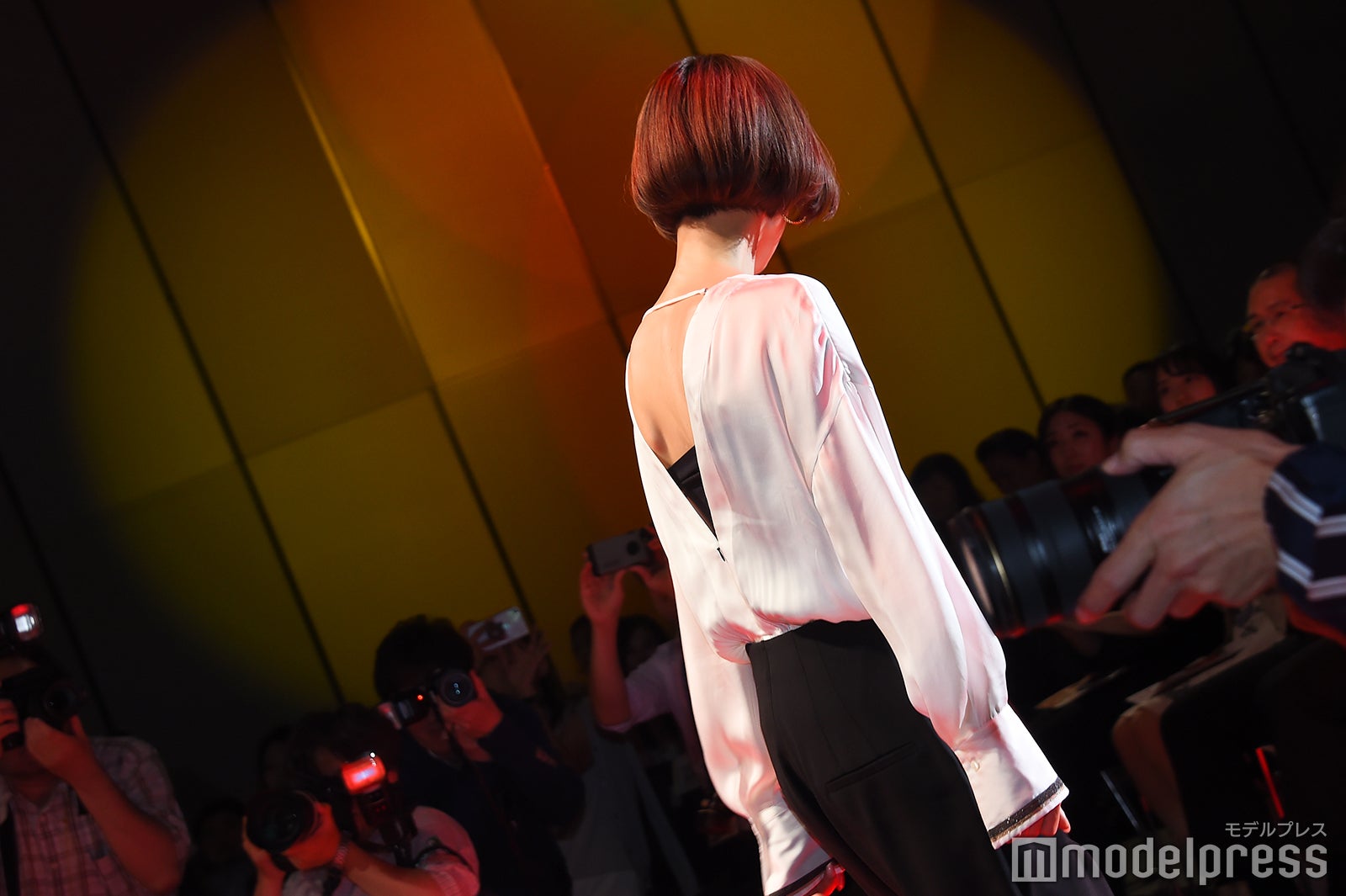 背中ざっくり衣装で登場した木村佳乃（C）モデルプレス