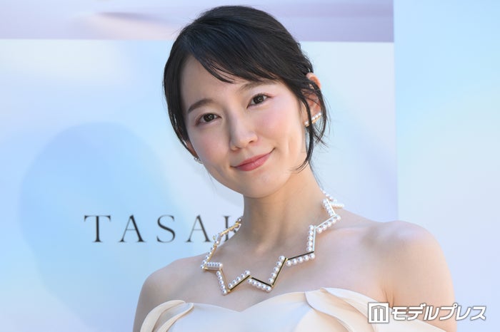 吉岡里帆、オフショルドレス姿が美しい メキシコ旅行の計画明かす「長期の休みを頂こうと思って」【TASAKI FLOATING SHELL】