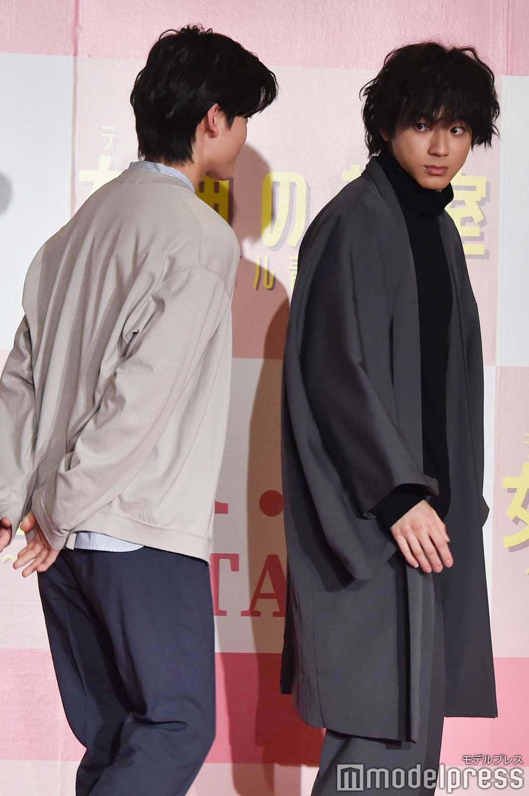 振りむいて高橋文哉を見つめる山田裕貴 （C）モデルプレス